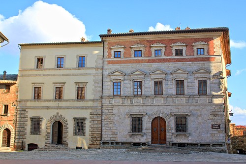 Palazzo Contucci Montepulciano ( Piazza Grande )